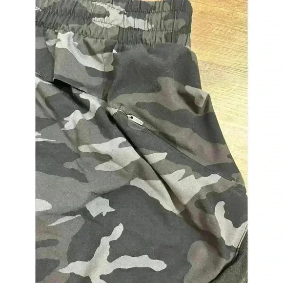 Athleta Mesh Racer Run Short 4" Women's Black Camo Print Lined Size S - Picture 7 of 10